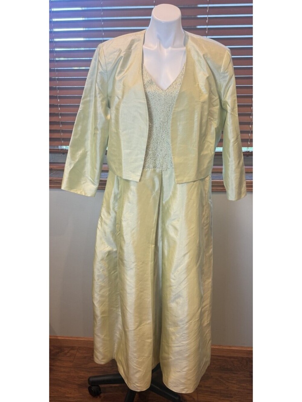 Victoria 100% Silk Halter Gown Beaded/Sequin Detail with Jacket Sz 18 Lined